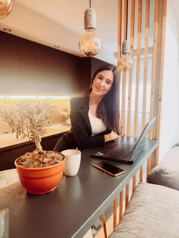 Alba Gimeno psicóloga en su despacho profesional, atendiendo con empatía